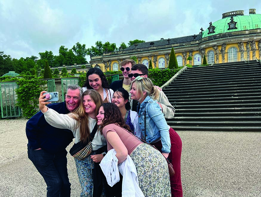 365Ͷע_365ַ@ Choir Director Dr. Jon Hurty and students?outside Sanssouci Palace in Potsdam, Germany