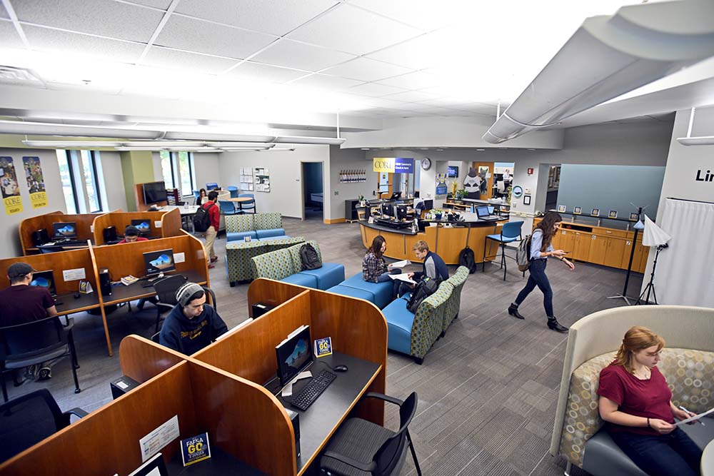 Students working in CORE Commons and Entrepreneurial Center (EDGE).